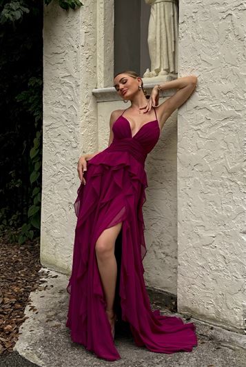 Abito da sera rosso ciliegia con volant e spalline sottili